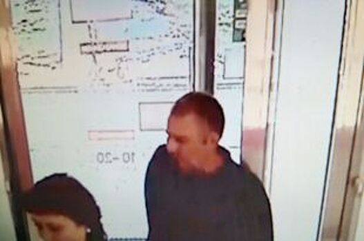 В Екатеринбурге мужчина кидался в прохожих золотым кольцом