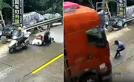 Скутерист за несколько секунд пережил два ДТП