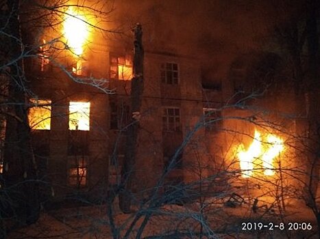 В Саратове горит очередной расселенный дом