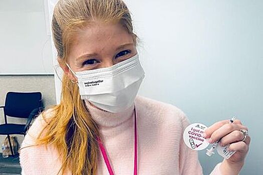 Дочь Билла Гейтса сделала прививку от коронавируса и пошутила о «чипировании»