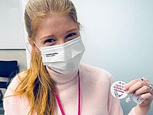 Дочь Билла Гейтса сделала прививку от коронавируса и пошутила о «чипировании»