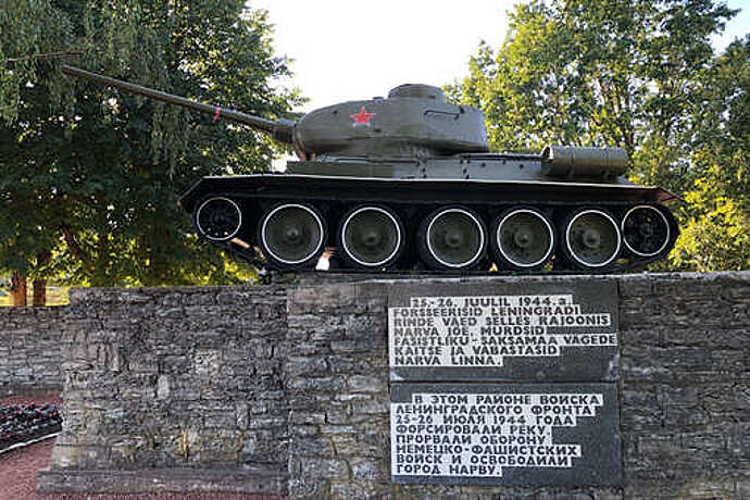 Postimees: Жители Нарвы принесли цветы к месту танка-памятника Т-34