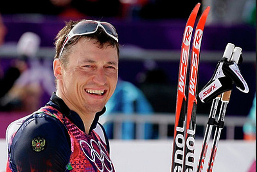 Лыжник Легков вручил юным хоккеистам Красноармейска 10 комплектов экипировки