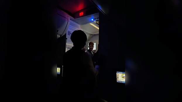 Пассажир рейса в США попытался открыть дверь во время полета