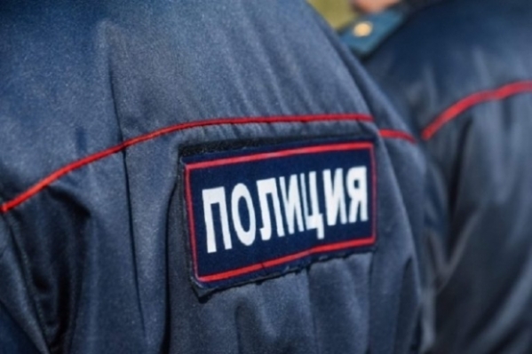 В Волгограде доставили в отдел полиции подозреваемых в осквернении могил
