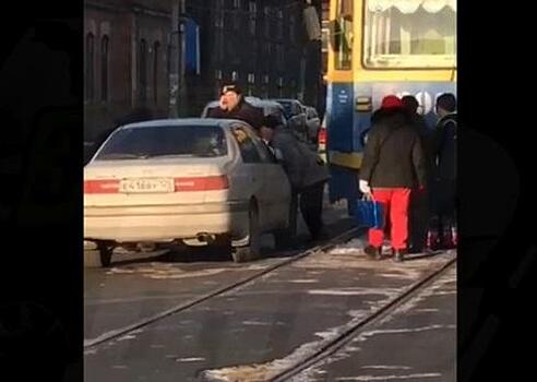 «Мастер парковки» разгневал пассажиров трамвая во Владивостоке