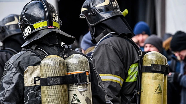 Ангар загорелся на севере Москвы