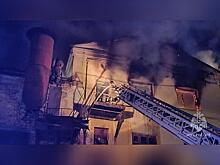 Огонь охватил нежилое здание на территории Машзавода