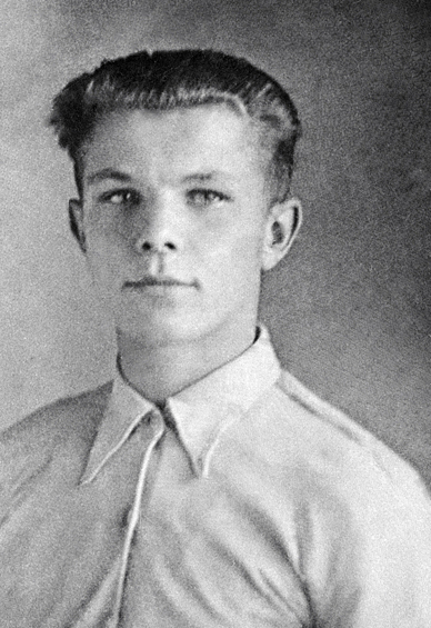 Юрий Гагарин в школьные годы, 1949 год