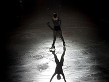 Валиева полностью закрыла голову и лицо капюшоном во время прохода рядом с зоной для прессы после тренировки