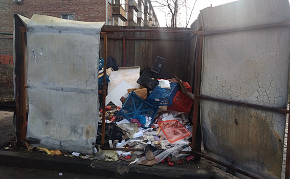 Торговцы с пр.Маркса заваливают мусором контейнеры поликлиники №16