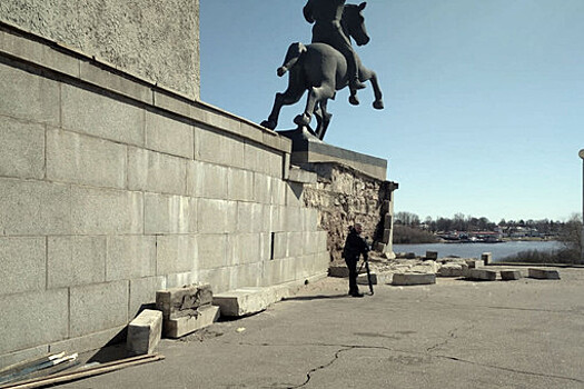 В Великом Новгороде обрушилась облицовка монумента Победы