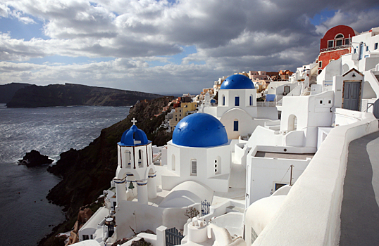 Греческий курорт Санторини почти опустел на фоне непрекращающихся подземных толчков