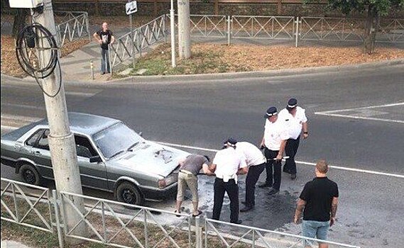 На Тургеневском мосту в Краснодаре загорелся автомобиль