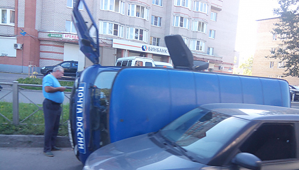 Появилось видео аварии машины "Почты России" в Великом Новгороде