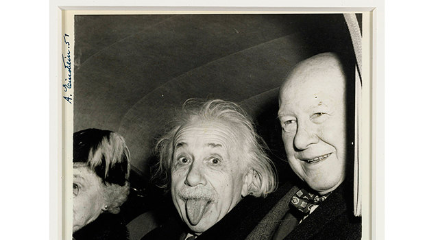 альберт эйнштейн с языком цветная. альберт энштейн вики. альберт эйнштейн с высунутым языком.