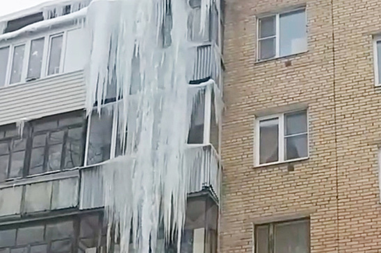 «Царь-сосулька» в Подмосковье попала на видео