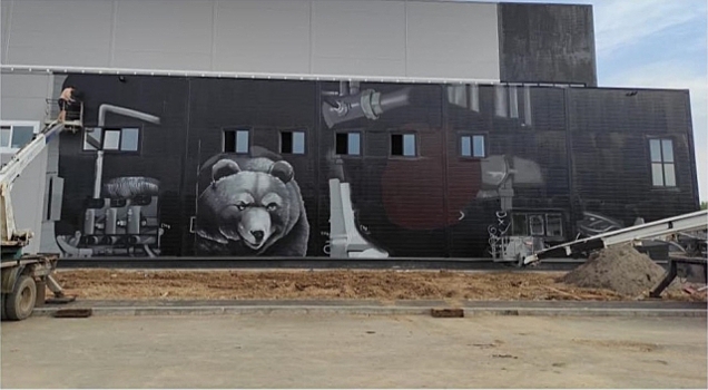 На фасаде завода под Ярославлем нарисовали медведя высотой в 5 этажей