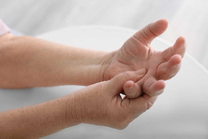 Твердые наросты на суставах пальцев могут свидетельствовать о развитии остеопроза бедренных или коленных суставов. 