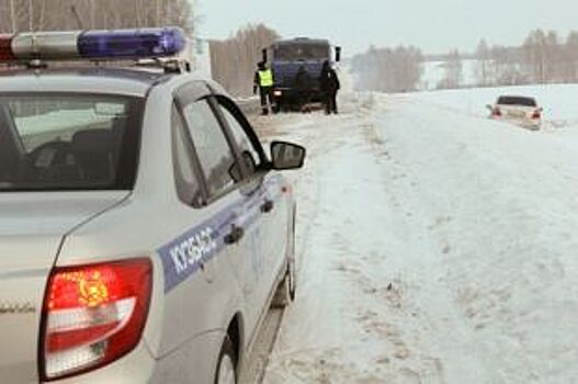 Сотрудники ГИБДД помогли застрявшим в снегу автомобилистам