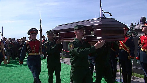 На кладбище Минобороны РФ прошла церемония перезахоронения выдающегося конструктора СССР Михаила Логинова