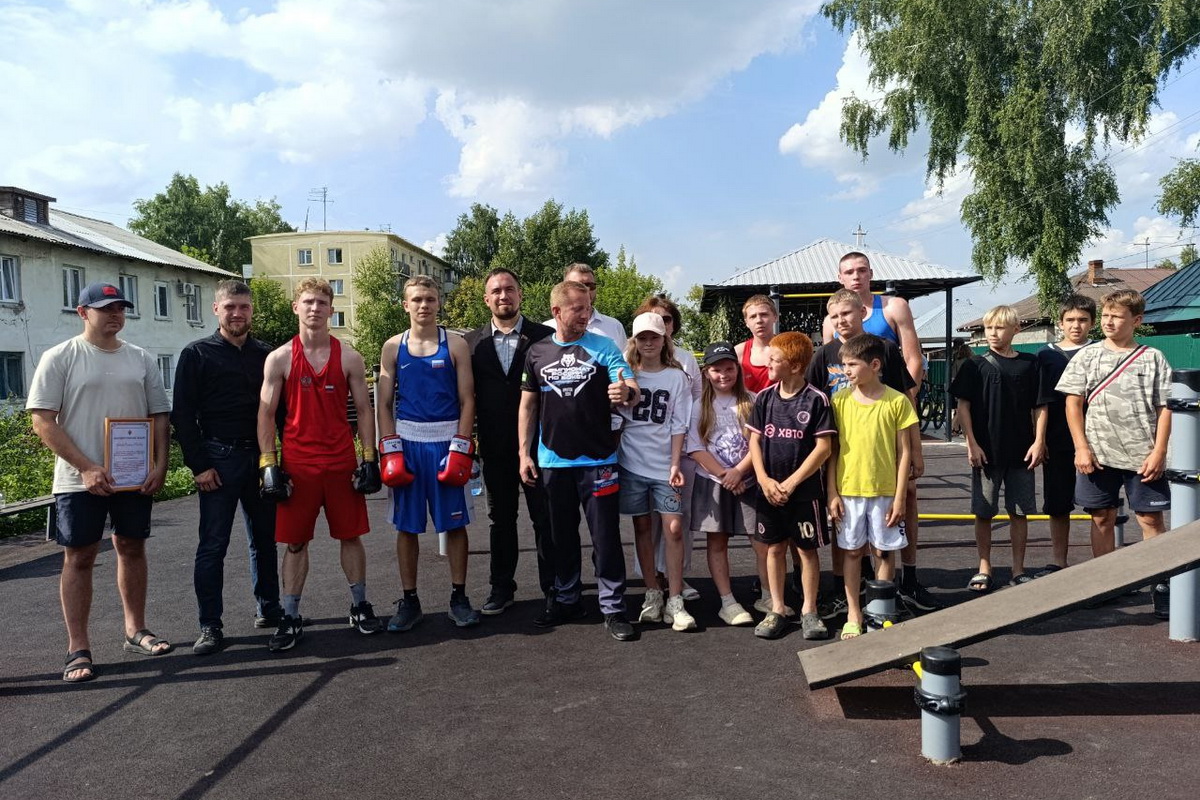 В Новосибирске с помощью бойца СВО и депутата горсовета на месте бывшей свалки открыли уникальную боксерскую площадку