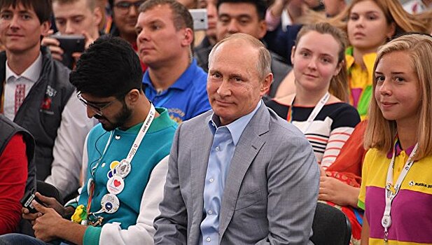 Путин по-английски обратился к участникам фестиваля молодежи
