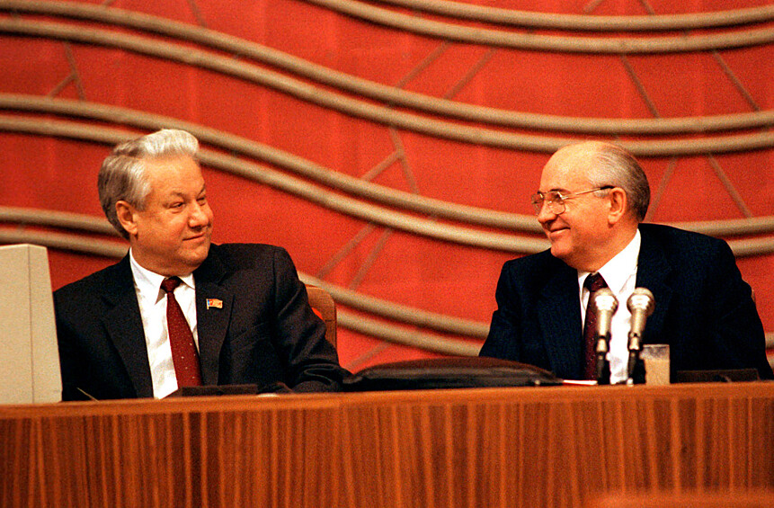 Президент СССР Михаил Горбачев и председатель Верховного совета РСФСР Борис Ельцин в президиуме IV съезда народных депутатов СССР, 1990 год