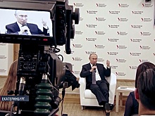 Борьба с телефоном и признания в любви: визит президента в Екатеринбург