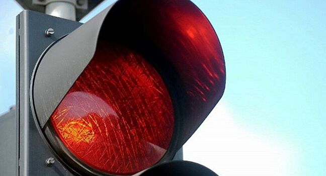 Водители постоянно забывают эти 4 вещи, стоя на светофоре