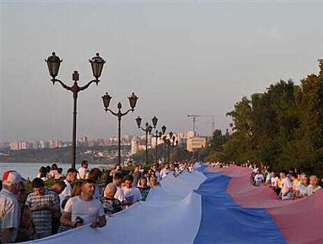 В Самаре развернули самый длинный флаг и зафиксировали новый рекорд России