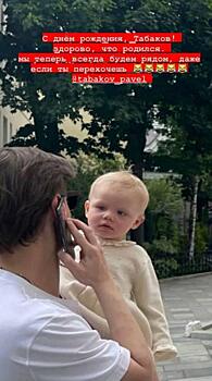 Super застал Павла Табакова за поцелуями с другой девушкой на фоне слухов о воссоединении с матерью его ребенка: видео