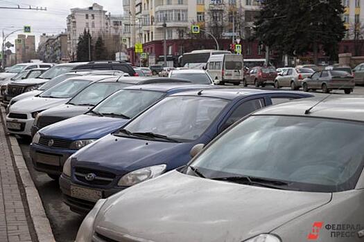 В Челябинске убрали киоск, при установке которого повредили две машины