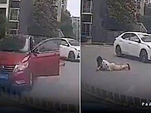 Автовладелица покинула легковушку в самый неподходящий момент