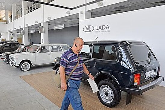Нехватка иномарок вынудила россиян скупать Lada