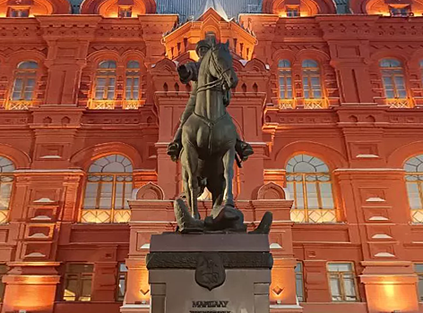 Почему у памятника Жукову в Москве женское лицо