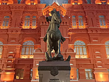 Почему у памятника Жукову в Москве женское лицо