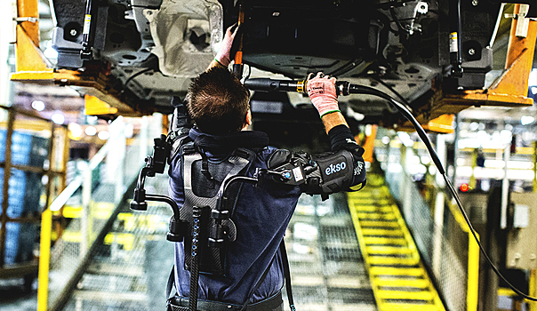 Ford реализовал глобальную программу по оснащению рабочих конвейера экзоскелетами
