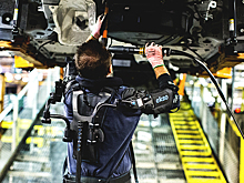 Ford реализовал глобальную программу по оснащению рабочих конвейера экзоскелетами