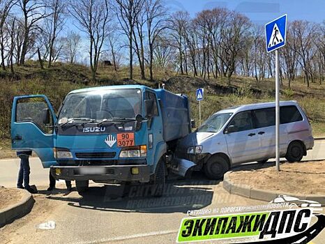 Во Владивостоке после ДТП самосвал превратился в груду железа