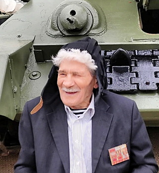 Ко Дню танкиста и юбилею ветерану подарили поездку на танке