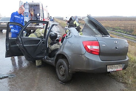 На свердловской трассе легковушка протаранила автобус - двое погибших