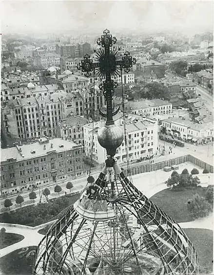 Демонтаж купола храма Христа Спасителя в Москве, 1931 год. Пролетарская революция смело занесла руку над этим архитектурным сооружением, символизирующим силу и вкусы господ старой Москвы.