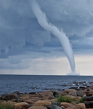 Фото огромного смерча над карельским озером появилось в Сети