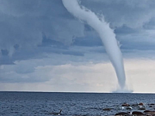 Фото огромного смерча над карельским озером появилось в Сети