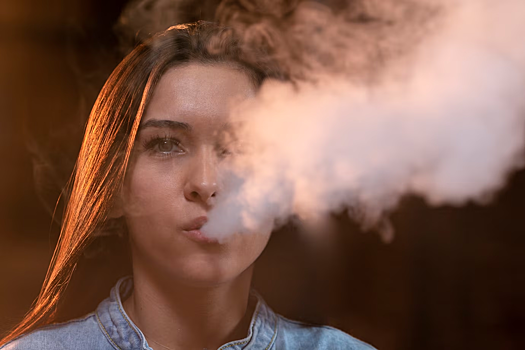 Терапевт: табачный дым и пар от электронных сигарет ухудшает слух