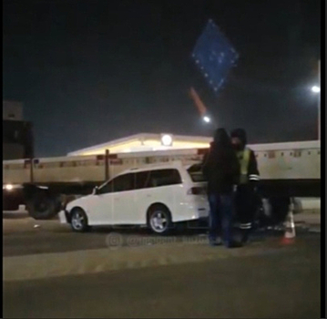 Иномарка "влетела" под грузовик в Кемерове