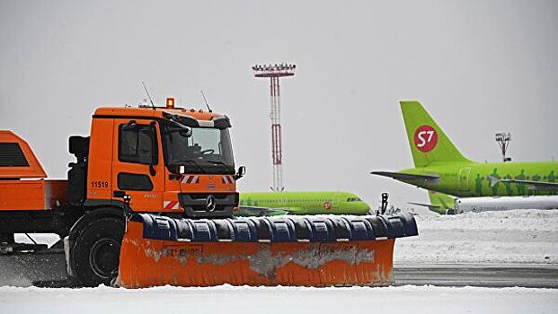 Снегоуборочная машина врезалась в самолет в российском аэропорту