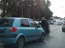 «Паровозик» из иномарок спровоцировал пробку у моста «Стрелки»