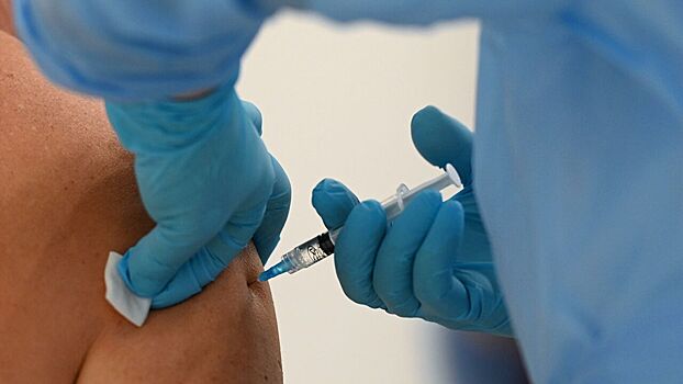 В Италии мужчина пошел на вакцинацию с поддельной рукой